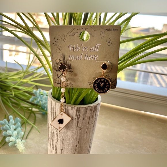 Alice in Wonderland♠️Mismatched Earrings - Picture 5 of 5